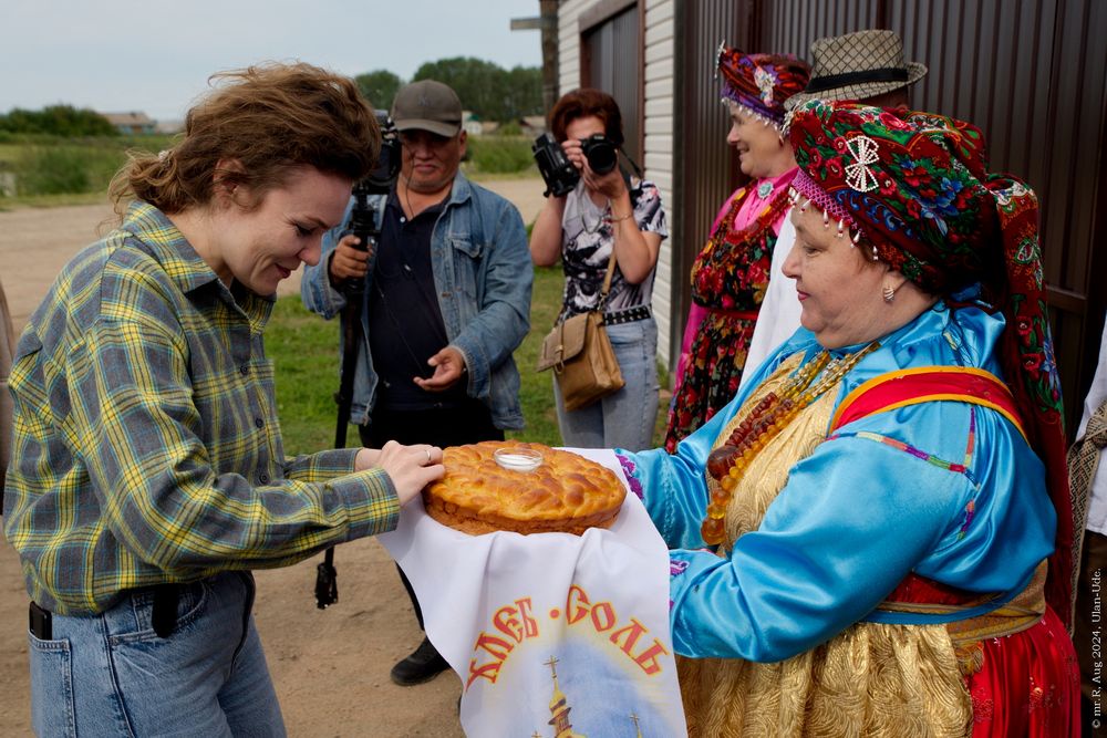 Мария Маганова (слева) в селах семейских изучает родовые реликвии.